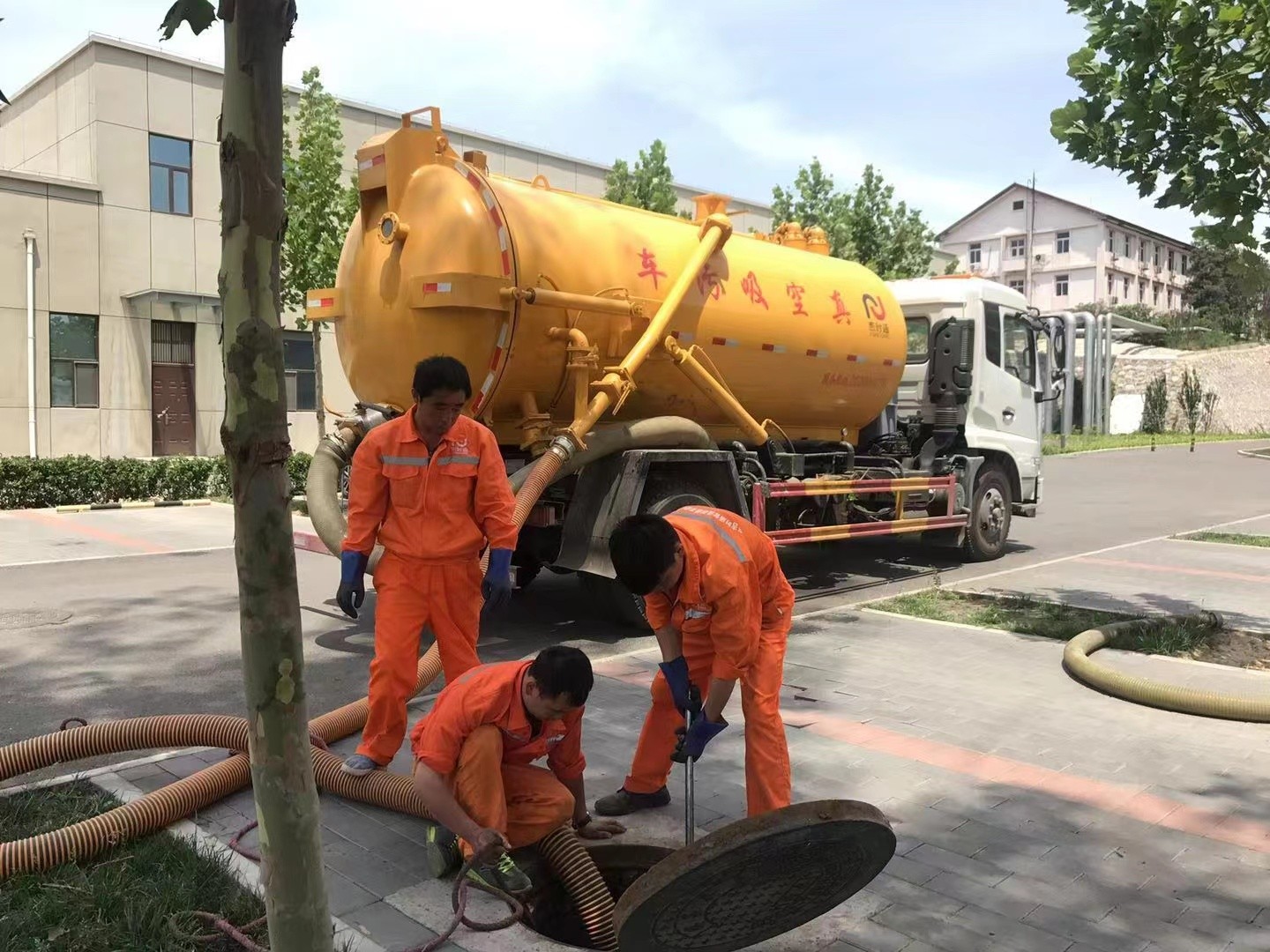 萍乡管道疏通车停在窨井附近