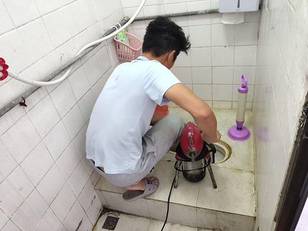 萍乡管道堵塞冒臭气 专业师傅现场解决问题